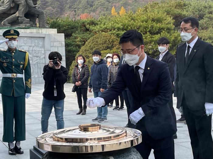 지성호 의원은 순국선열의 날을 맞이해 참배와 봉사활동을 진행했다 