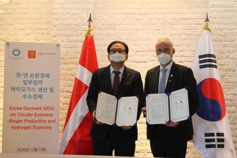왼쪽부터 장준영 환경공단 이사장 아이너 옌센 주한덴마크대사가 서울 중구 주한덴마크대사관저에서 순환경제 바이오 가스 및 그린 수소 생산 분야 협력을 위한 업무 협약식에 참석해 협약서에 서명하고 있다