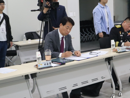 한국환경공단 부산울산경남환경본부본부장 서승명 8일 한국산업단지공단 부산지역본부에서 관내 12개 기관기업단체와외국인근로자와 함께하는 HiFive 안전 프로젝트 업무협약을 체결했다