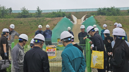 수도권매립지 민관합동점검반이 21일 수도권매립지 제3매립장에서 안전점검을 하고 있다