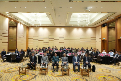 19일 말레이시아 푸트라자야에서 주 말레이시아 대한민국 대사관 개최로 열린 한말 ESG포럼에서 참석자들이 기념 촬영하고 있다