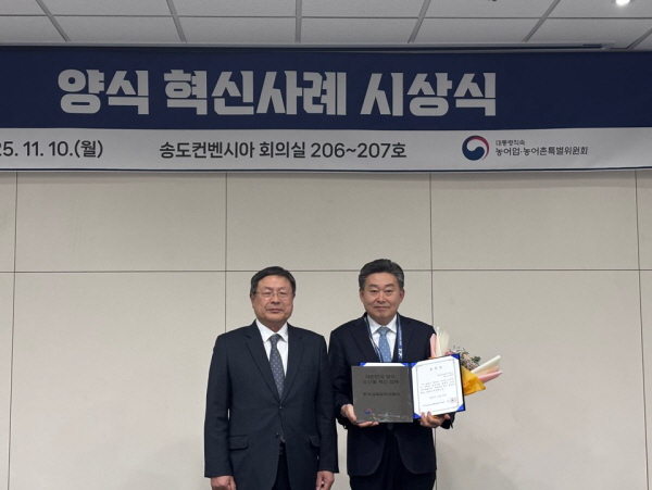 김호 대통령직속 농특위원장오른쪽과 한국김육묘 이승환대표좌측