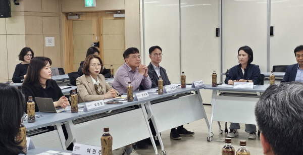 한미옥 수도권대기환경청장 직무대리왼쪽 두번째가 30일 경기연구원에서 열린 수도권 오존 공동연구 실무협의체에 참석하여 전문가 의견을 청취하고 있다사진제공수도권대기환경청