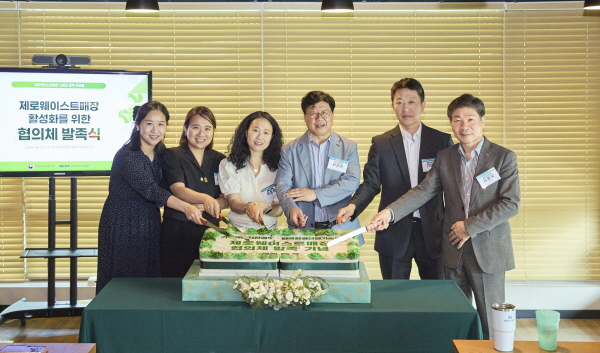 사진 왼쪽부터 고지원 제로웨이스트매장협의체 사무국장 이하경 협의체 부회장 이정연 협의체 회장 남광우 한국환경산업기술원장 기대정 기후에너지환경부 팀장 김용국 한국환경산업기술원 본부장